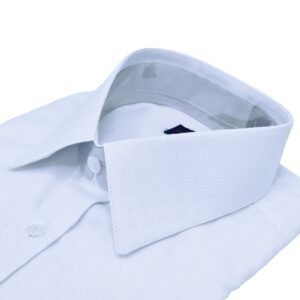 Detalhe lateral gola camisa branca francesa estampa maquinetada discreta