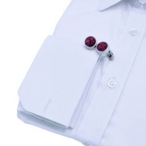 Detalhe punho francês camisa branca maquinetada com abotoaduras elegantes