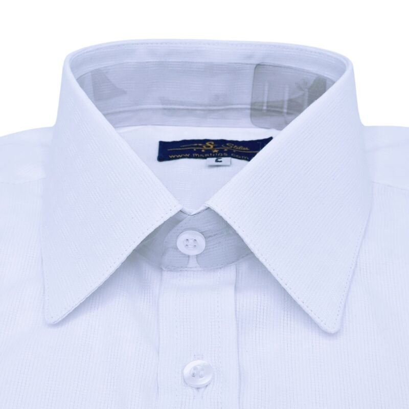 Detalhe frontal gola camisa branca francesa maquinetada