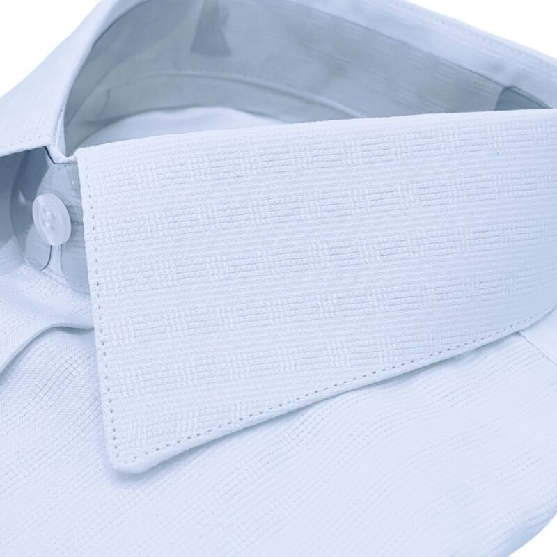 Detalhe textura gola camisa branca francesa estampa maquinetada