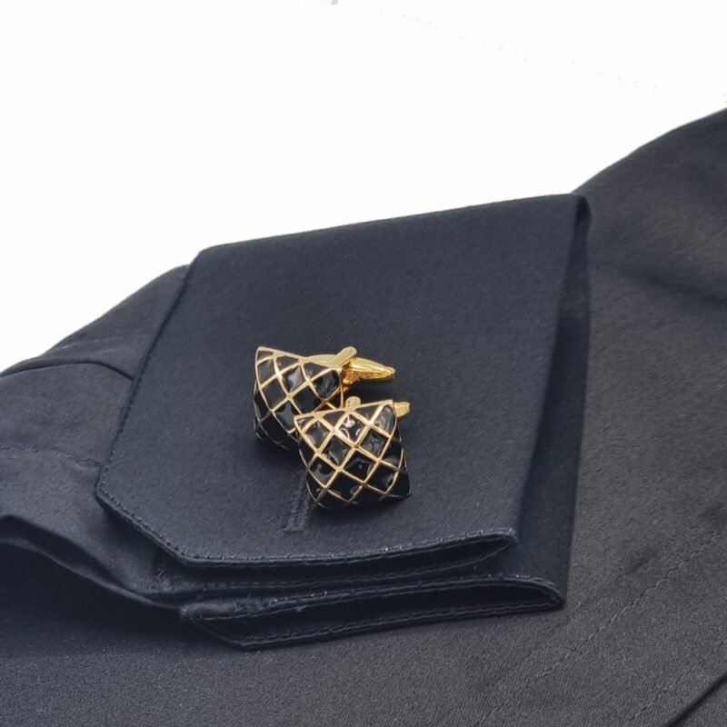 Detalhe punho duplo camisa preta italiana com abotoaduras