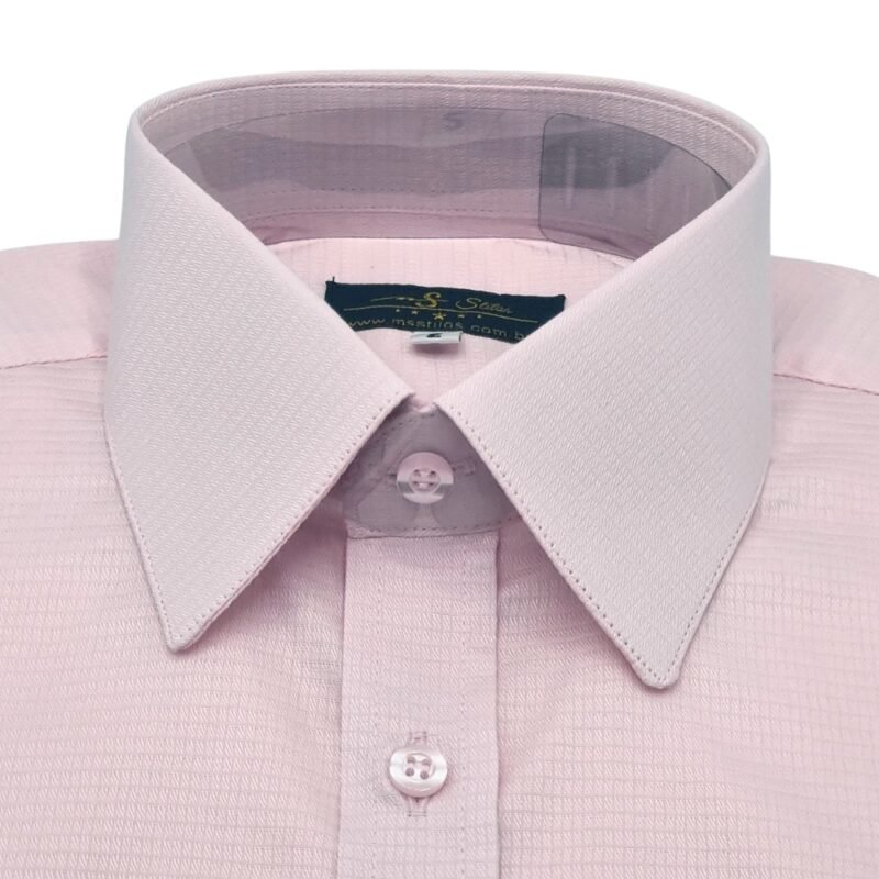 Detalhe frontal gola camisa rosa claro francesa