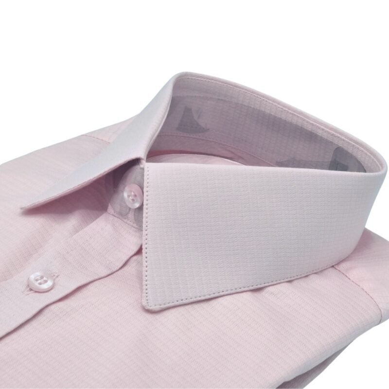 Detalhe lateral gola camisa rosa claro francesa punho duplo