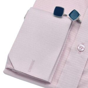 Detalhe punho duplo camisa rosa claro francesa com abotoaduras