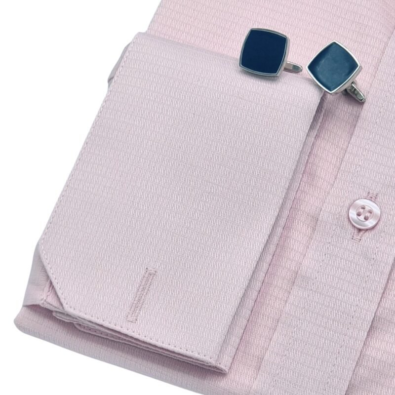 Detalhe punho duplo camisa rosa claro francesa com abotoaduras