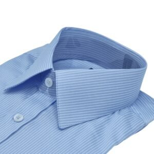 Detalhe lateral da gola azul com listras brancas finas