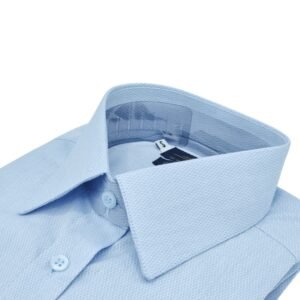 Detalhe da gola estruturada camisa francesa azul maquinetado premium