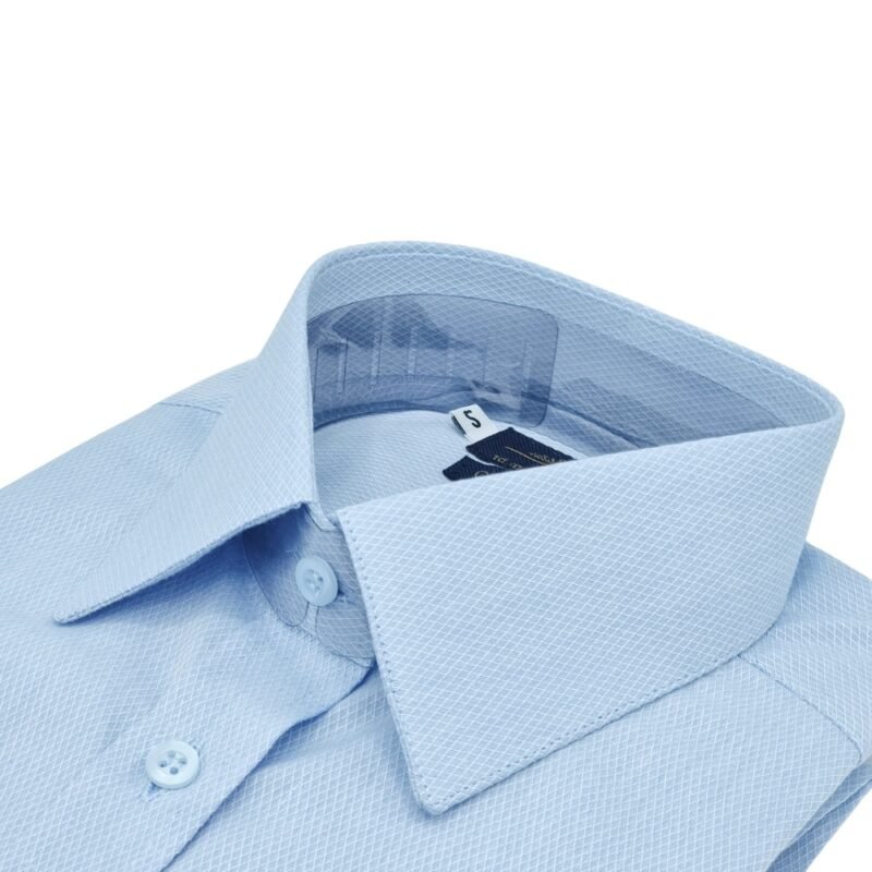 Detalhe da gola estruturada camisa francesa azul maquinetado premium