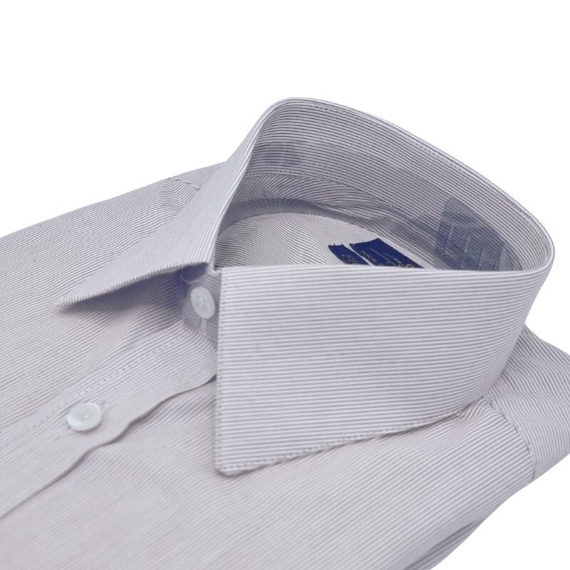 Detalhe lateral da gola bordô claro com listras discretas