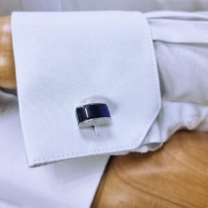 Detalhe do punho duplo branco com abotoadura metálica elegante