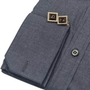 Detalhe punho francês camisa social cinza chumbo fio egípcio premium