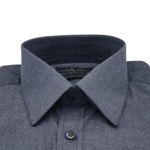 Detalhe da gola estruturada camisa francesa fio egípcio cinza chumbo