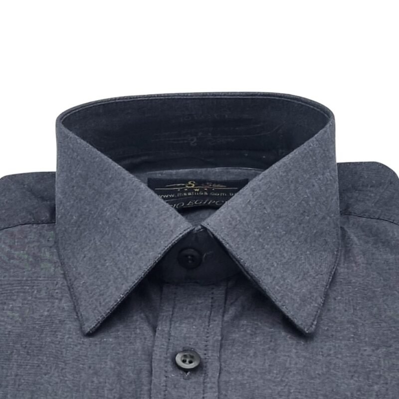 Detalhe da gola estruturada camisa francesa fio egípcio cinza chumbo