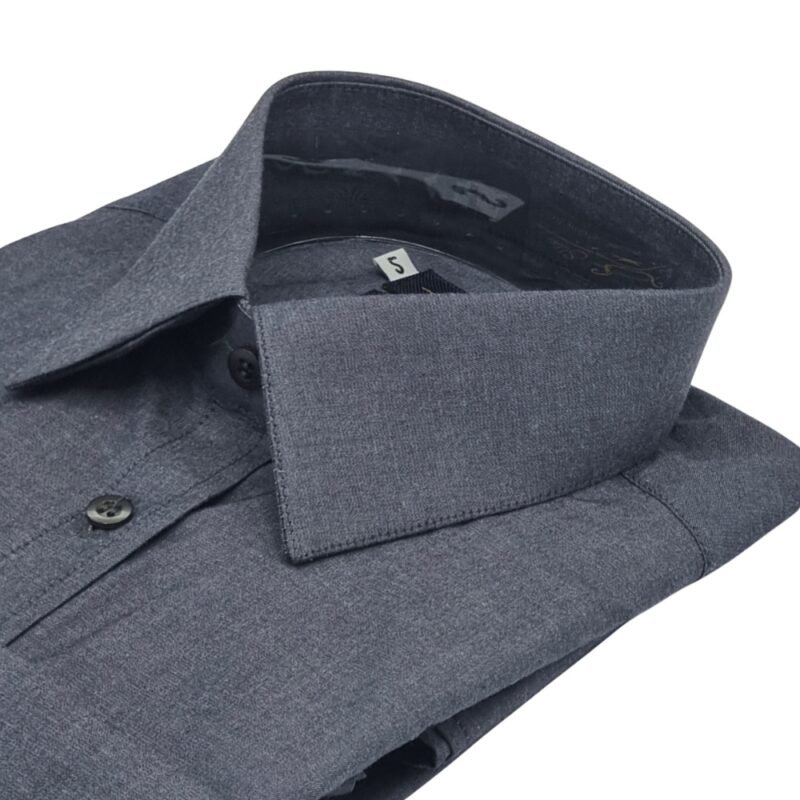 Close gola camisa francesa cinza chumbo tecido premium fio egípcio