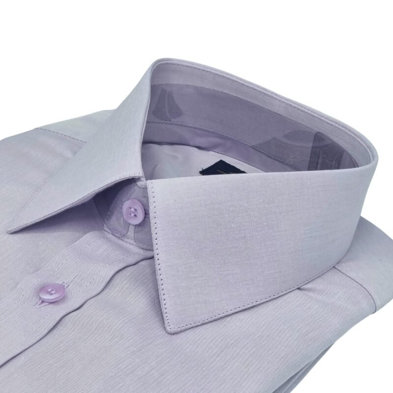 Detalhe lateral gola camisa francesa lilás claro tecido premium