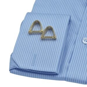 Punho duplo azul listrado branco com abotoaduras metálicas douradas