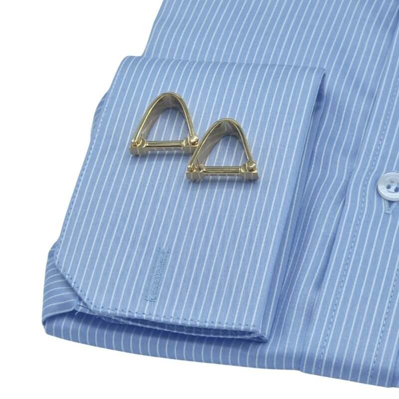 Punho duplo azul listrado branco com abotoaduras metálicas douradas