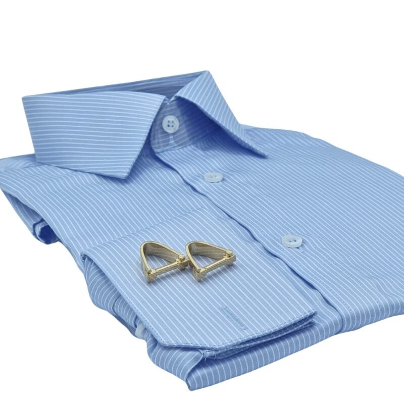 Detalhe do punho duplo azul listrado com abotoaduras douradas elegantes