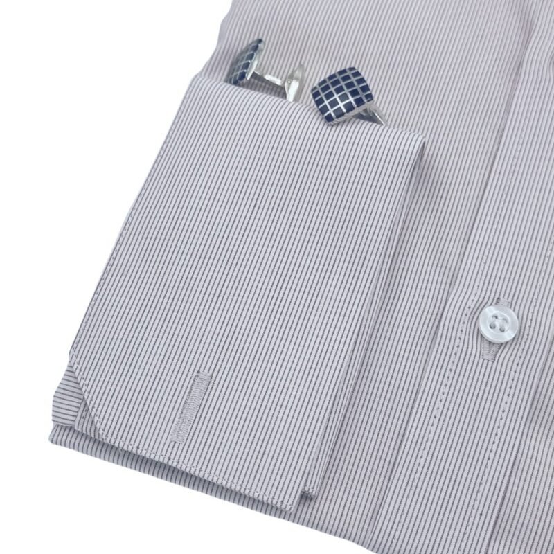 Punho duplo bordô claro listrado com abotoaduras quadradas metálicas