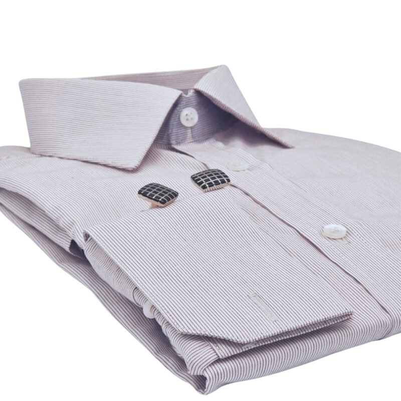 Detalhe do punho duplo bordô claro com abotoaduras metálicas sofisticadas