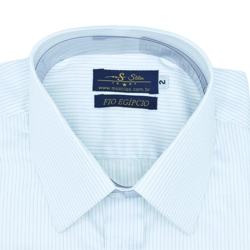 Detalhe da gola estruturada branca em fio egípcio com etiqueta interna