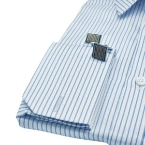 Punho duplo branco listrado azul com abotoaduras quadradas metálicas