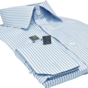 Detalhe do punho duplo listrado azul com abotoaduras metálicas elegantes