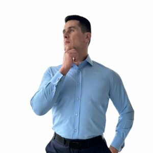 Camisa italiana azul claro lisa em look social masculino, pose frontal elegante