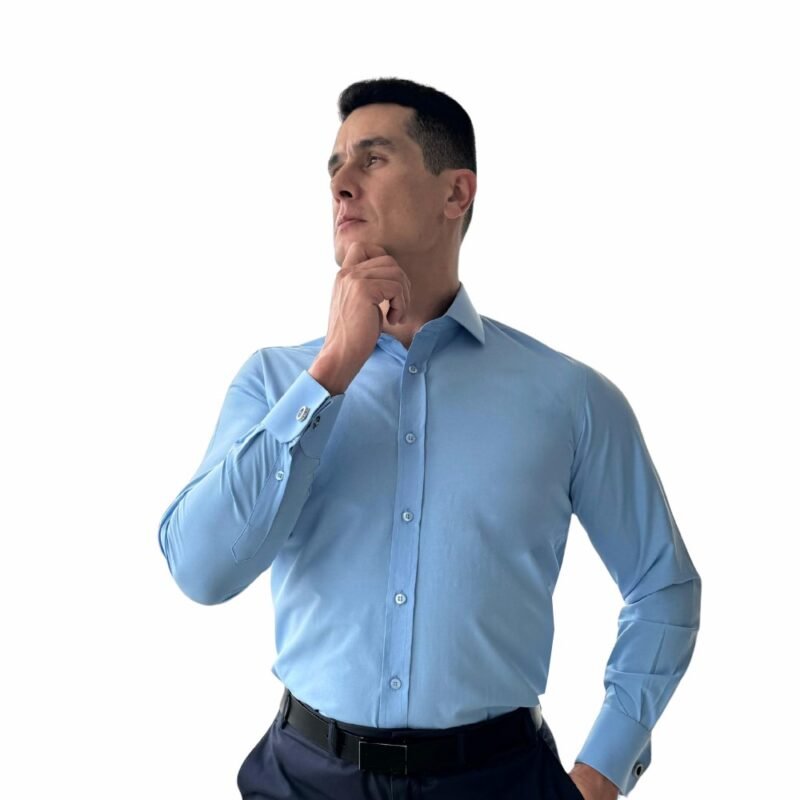 Camisa italiana azul claro lisa em look social masculino, pose frontal elegante