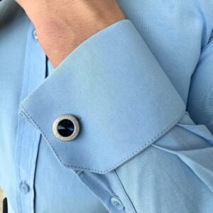 Detalhe do punho duplo com abotoadura camisa italiana azul claro