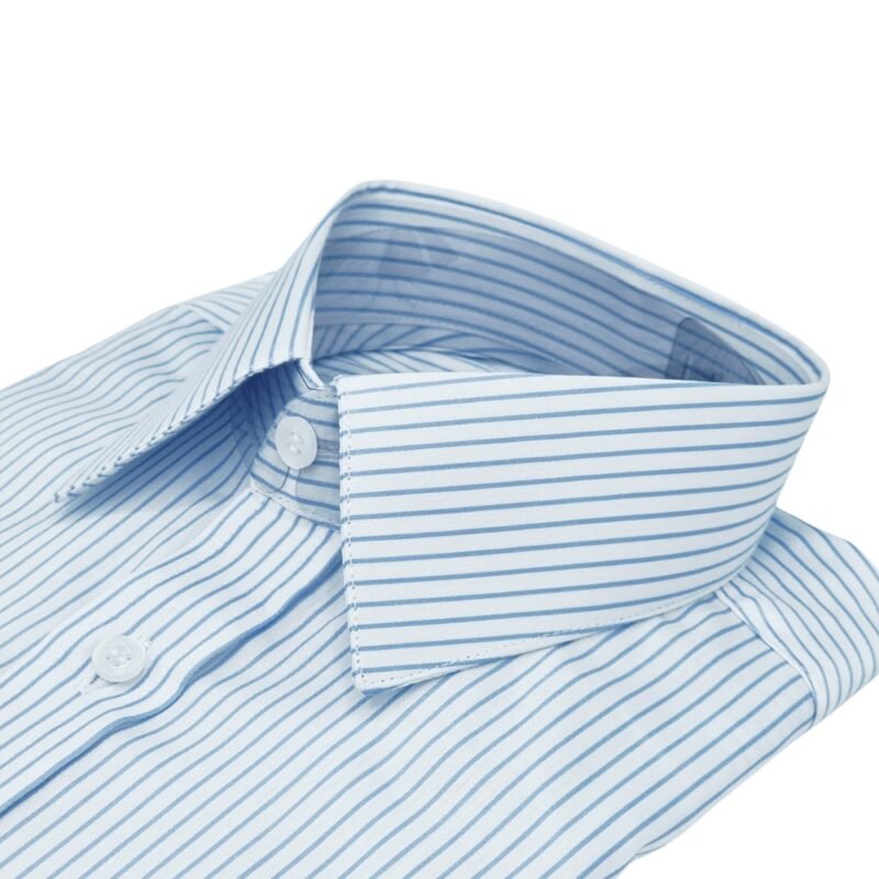 Detalhe lateral da gola branca com listras azuis finas