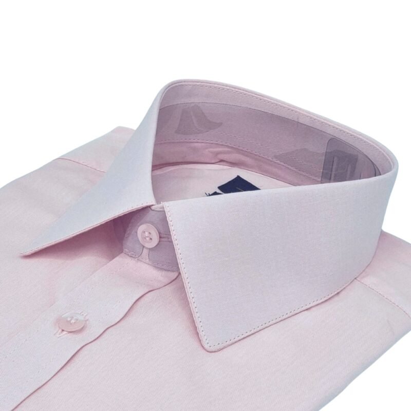 Detalhe lateral gola camisa francesa rosa claro tecido premium