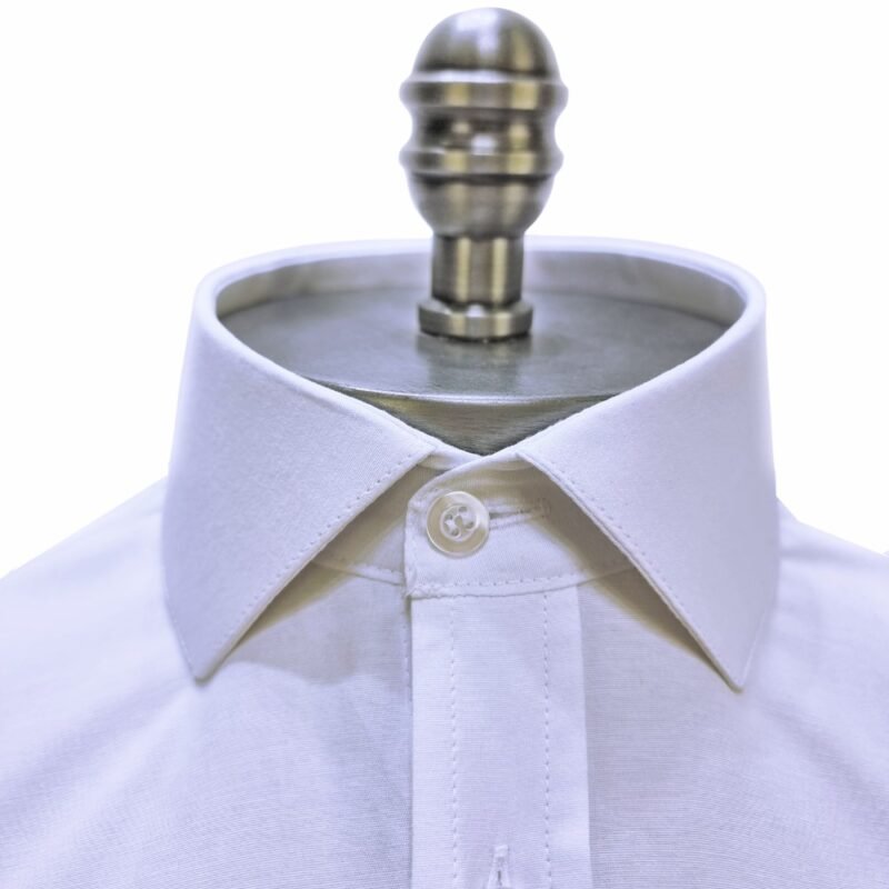 Gola italiana branca estruturada em camisa social masculina