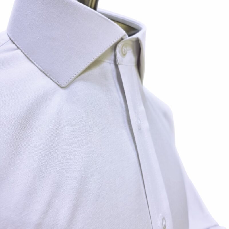 Detalhe da gola italiana estruturada em camisa social branca
