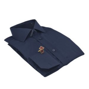 Camisa azul marinho masculina em tecido escama de peixe dobrada em perspectiva