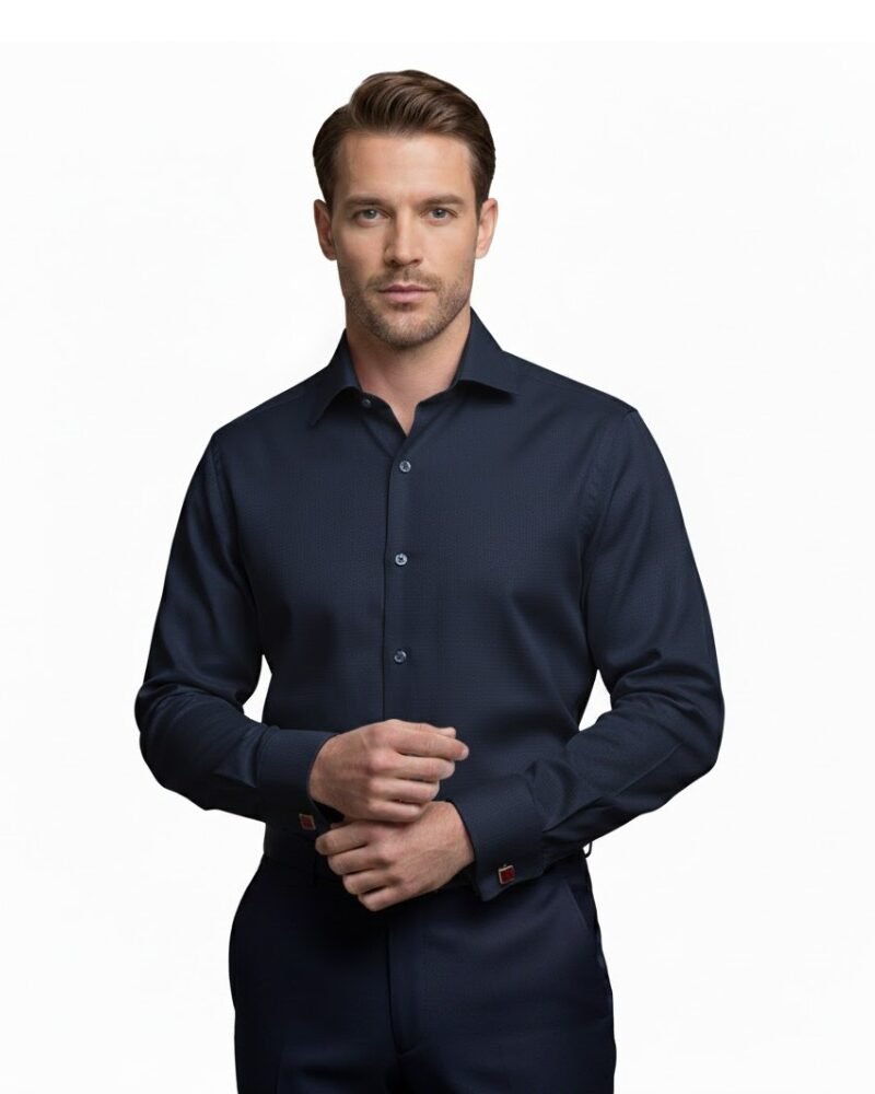 Camisa azul marinho masculina em tecido escama de peixe vestida em modelo