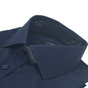 Gola italiana da camisa azul marinho masculina vista em ângulo lateral