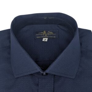 Detalhe interno da gola italiana da camisa azul marinho masculina