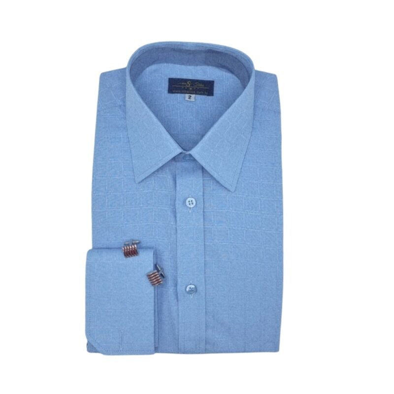 Camisa azul masculina em tecido quadriculado com punho duplo dobrada