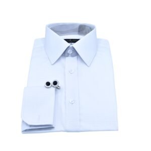 Close da camisa branca masculina em tecido gravataria