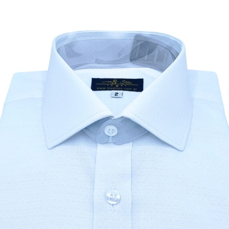 Gola italiana estruturada da camisa branca masculina em tecido gravataria