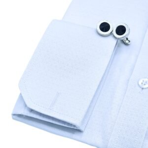 Close do punho duplo da camisa branca masculina em tecido gravataria