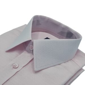 Detalhe lateral da gola francesa na camisa rosa claro masculina
