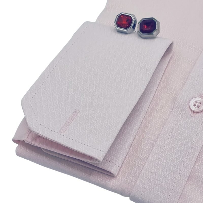 Punho duplo da camisa rosa claro masculina com abotoaduras em destaque