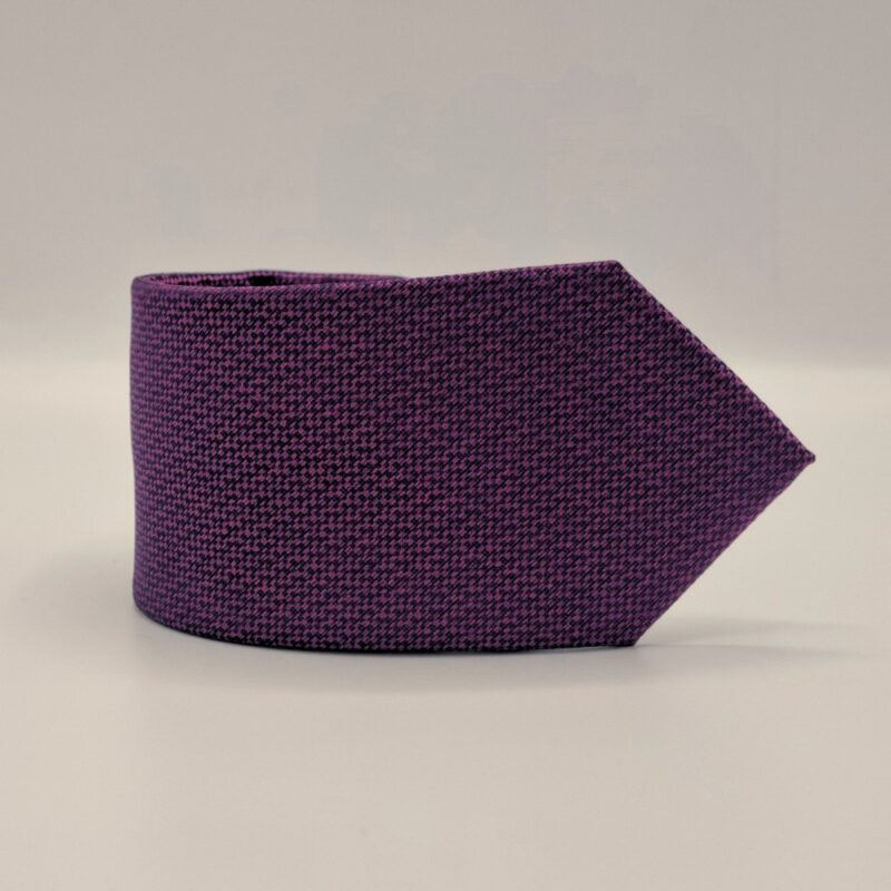Gravata Stacy Adams roxa dobrada exibindo largura tradicional de 8,5 cm