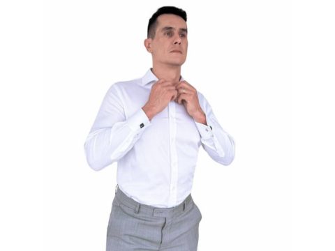 Homem vestindo camisa social branca premium MS Stilos com elegância e autoridade.