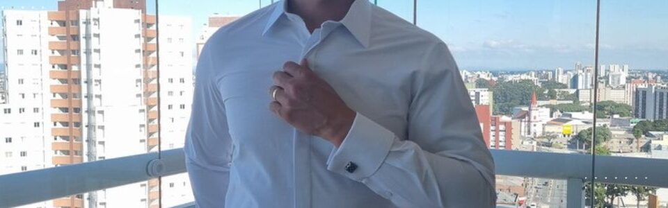 Homem moderno ajustando colarinho de camisa social premium – MS Stilos.