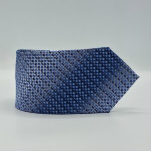 Gravata Azzuro Uomo azul dobrada exibindo padrão tradicional e largura 8,5 cm