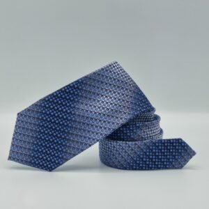 Gravata Azzuro Uomo azul enrolada destacando textura do tecido e padrão clássico