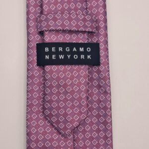 Etiqueta original Bergamo New York na parte traseira da gravata lilás masculina